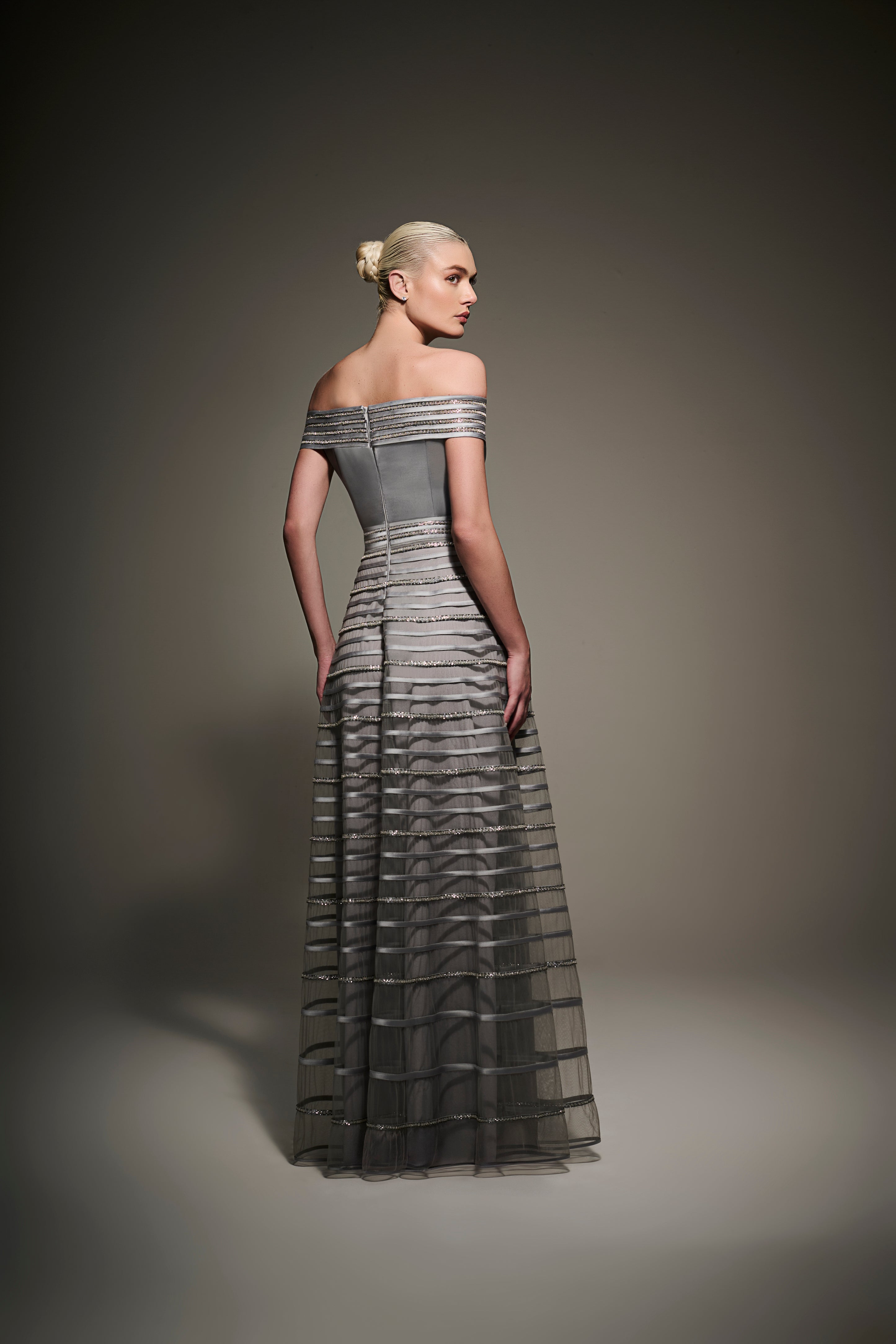 Vestido Longo Ombro a Ombro em Tule com Vieses e Cristais Bordados