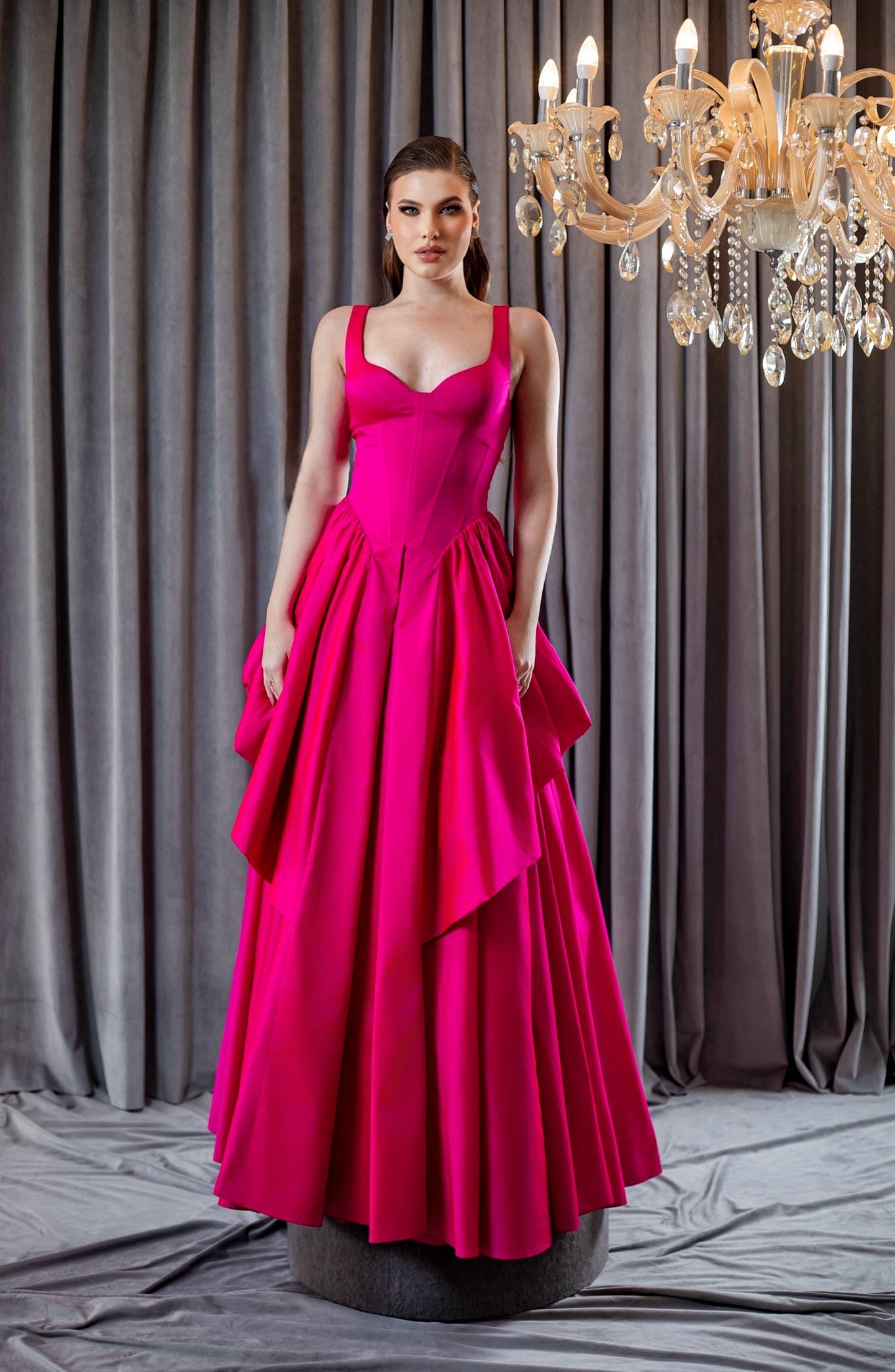 Vestido Longo em Tafetá com Peplum Estruturado