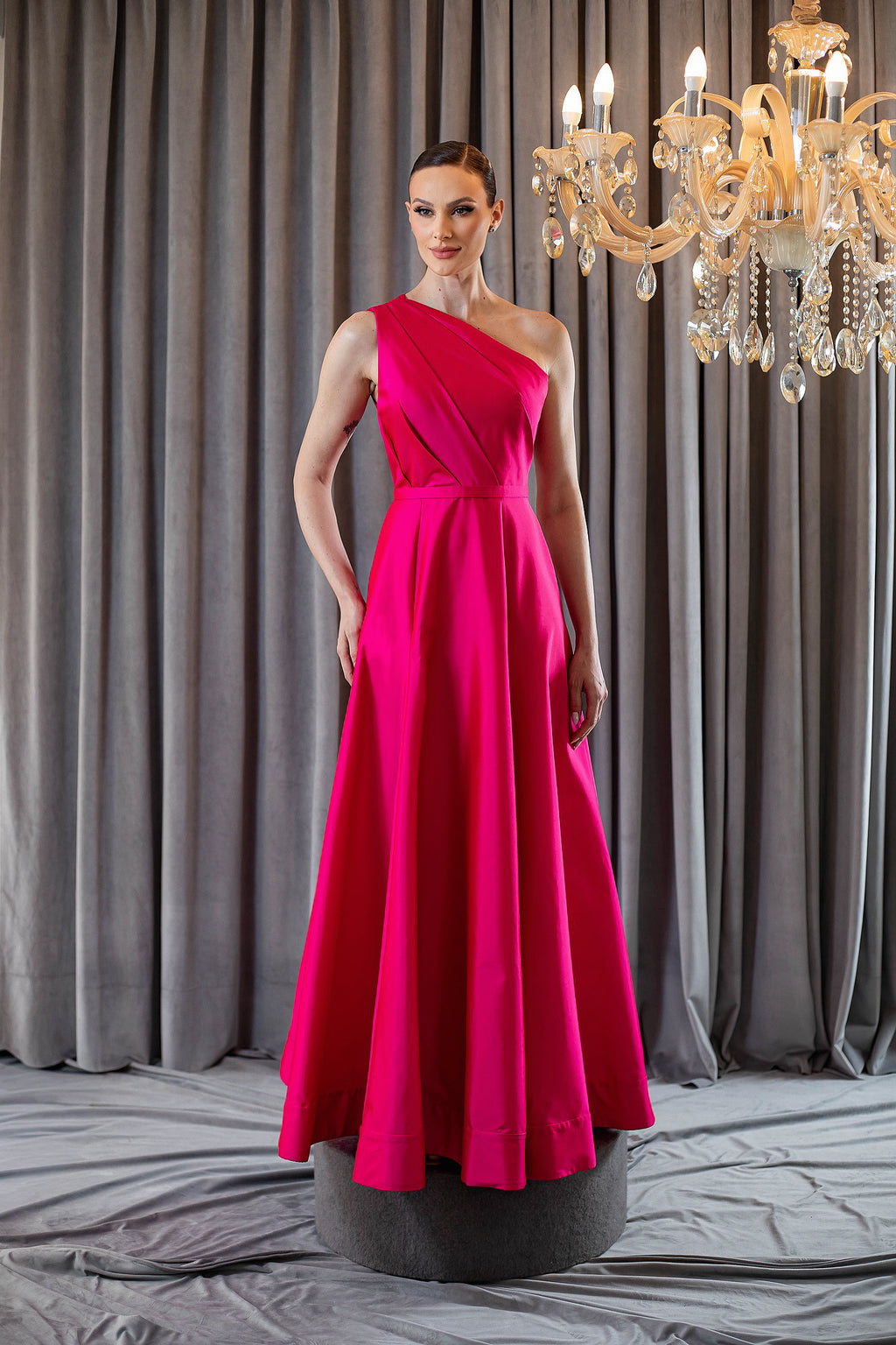 Vestido Longo em Tafetá com Decote Assimétrico