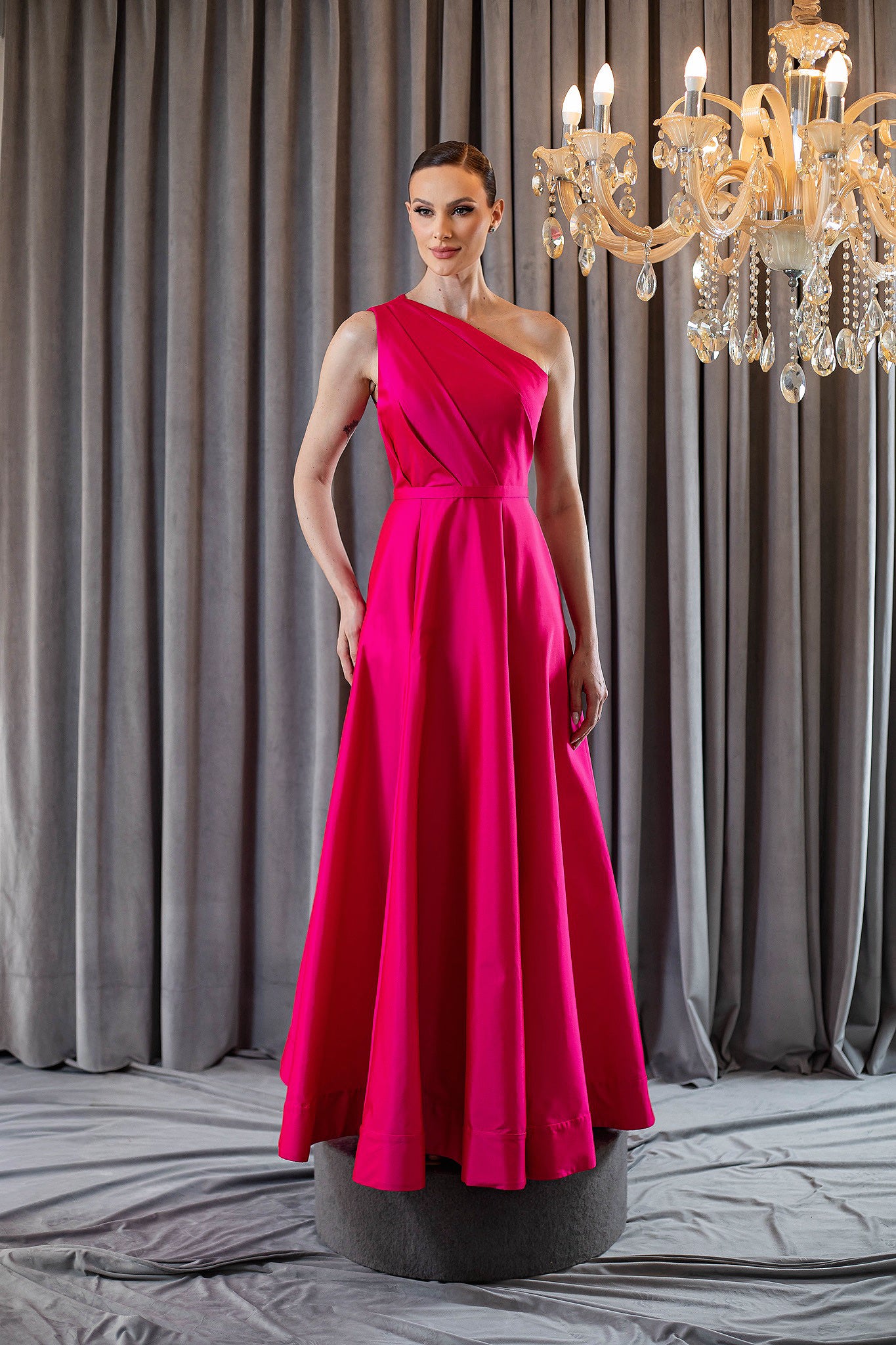 Vestido Longo em Tafetá com Decote Assimétrico