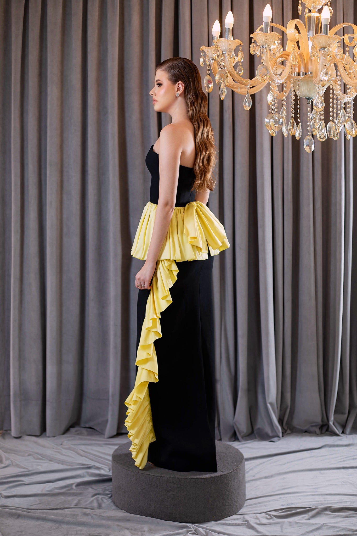 Vestido de Festa Longo Preto e Amarelo com Busto Tomara que Caia