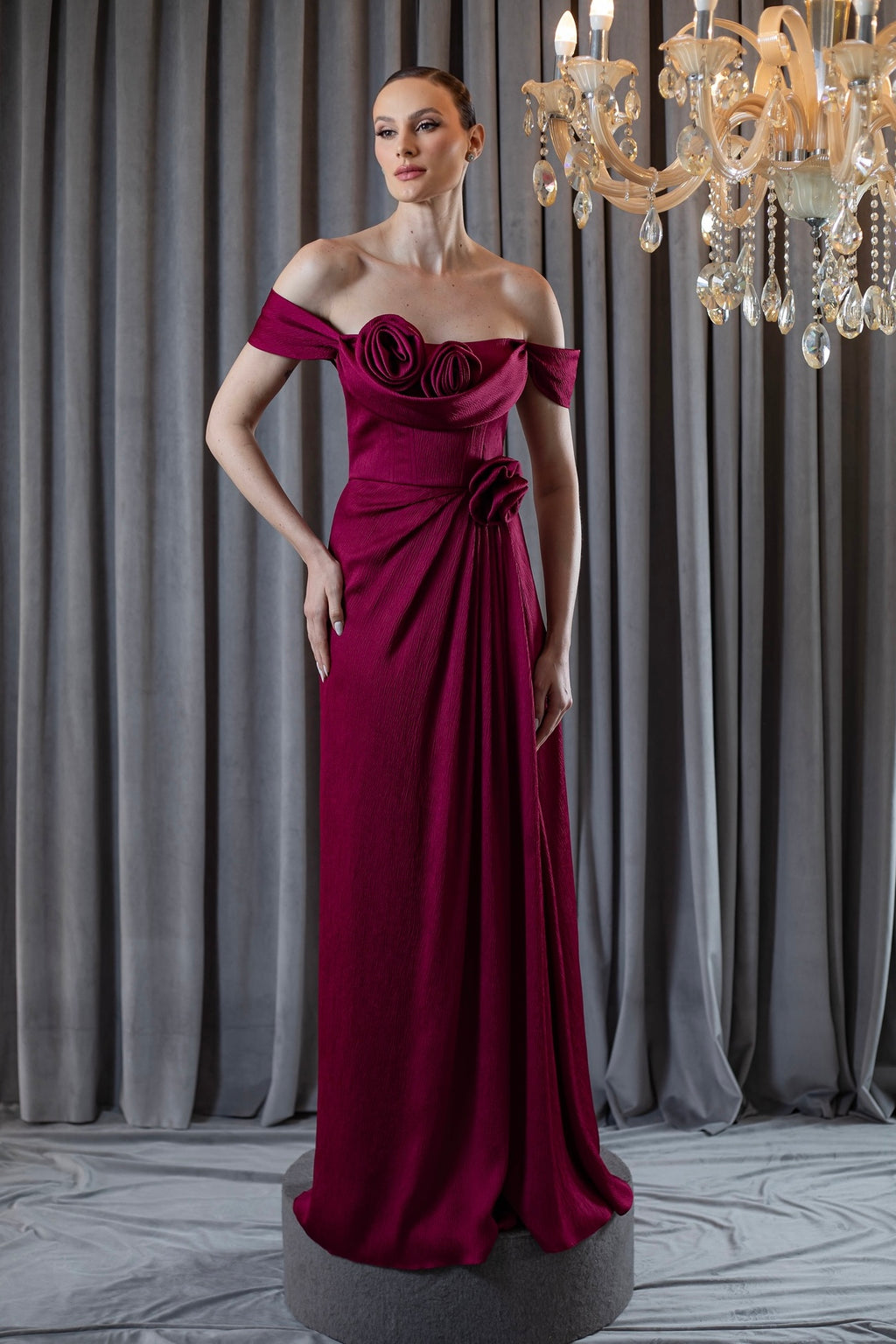 Vestido de Festa Longo Marsala Ombro a Ombro com Flores Aplicadas