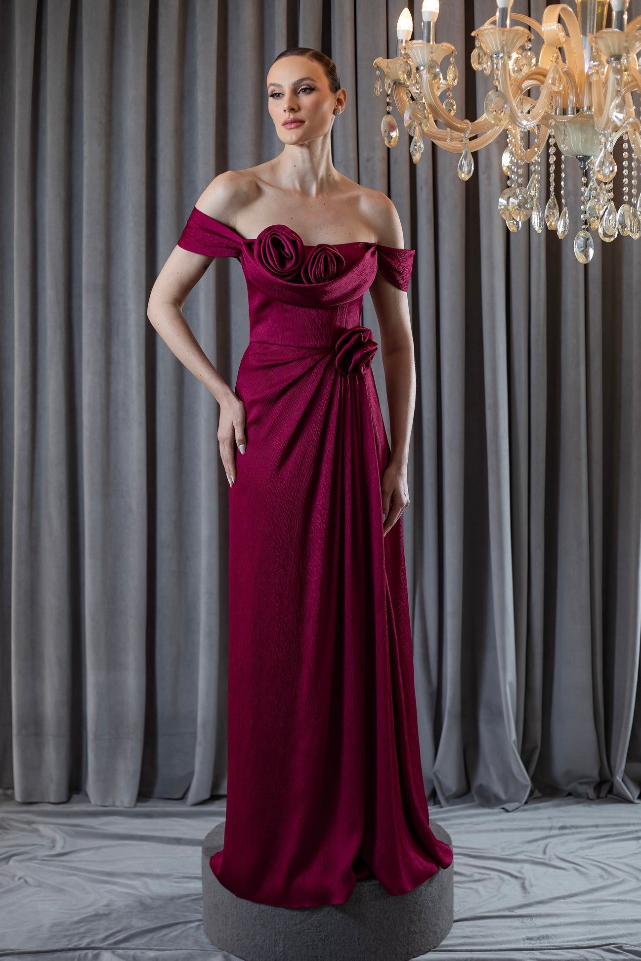 Vestido de Festa Longo Marsala Ombro a Ombro com Flores Aplicadas