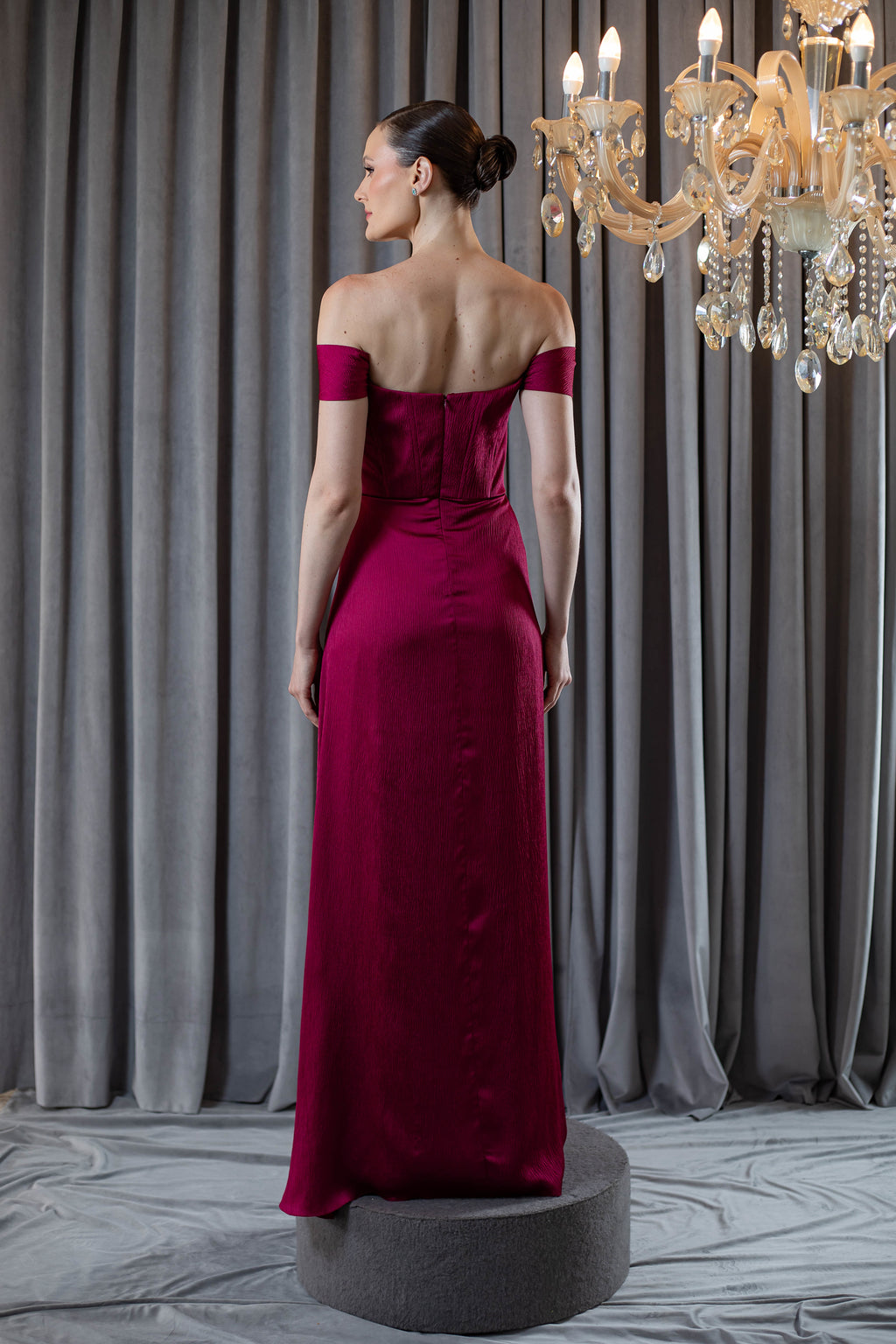 Vestido de Festa Longo Marsala Ombro a Ombro com Flores Aplicadas