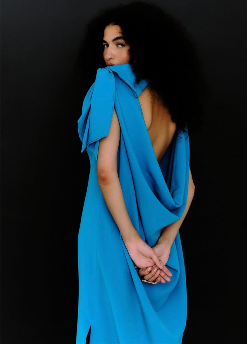 Vestido Longo em Crepe com Laço Estrutural e Decote nas Costas