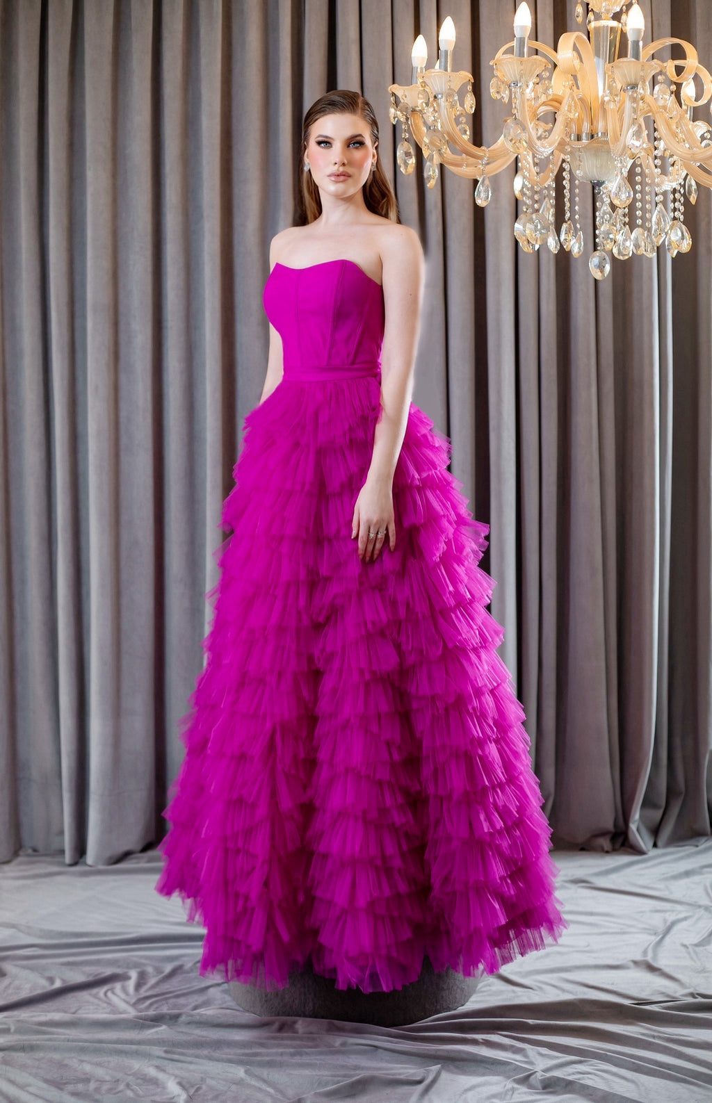 Vestido Tule com Corpete Estruturado e Saia em Camadas