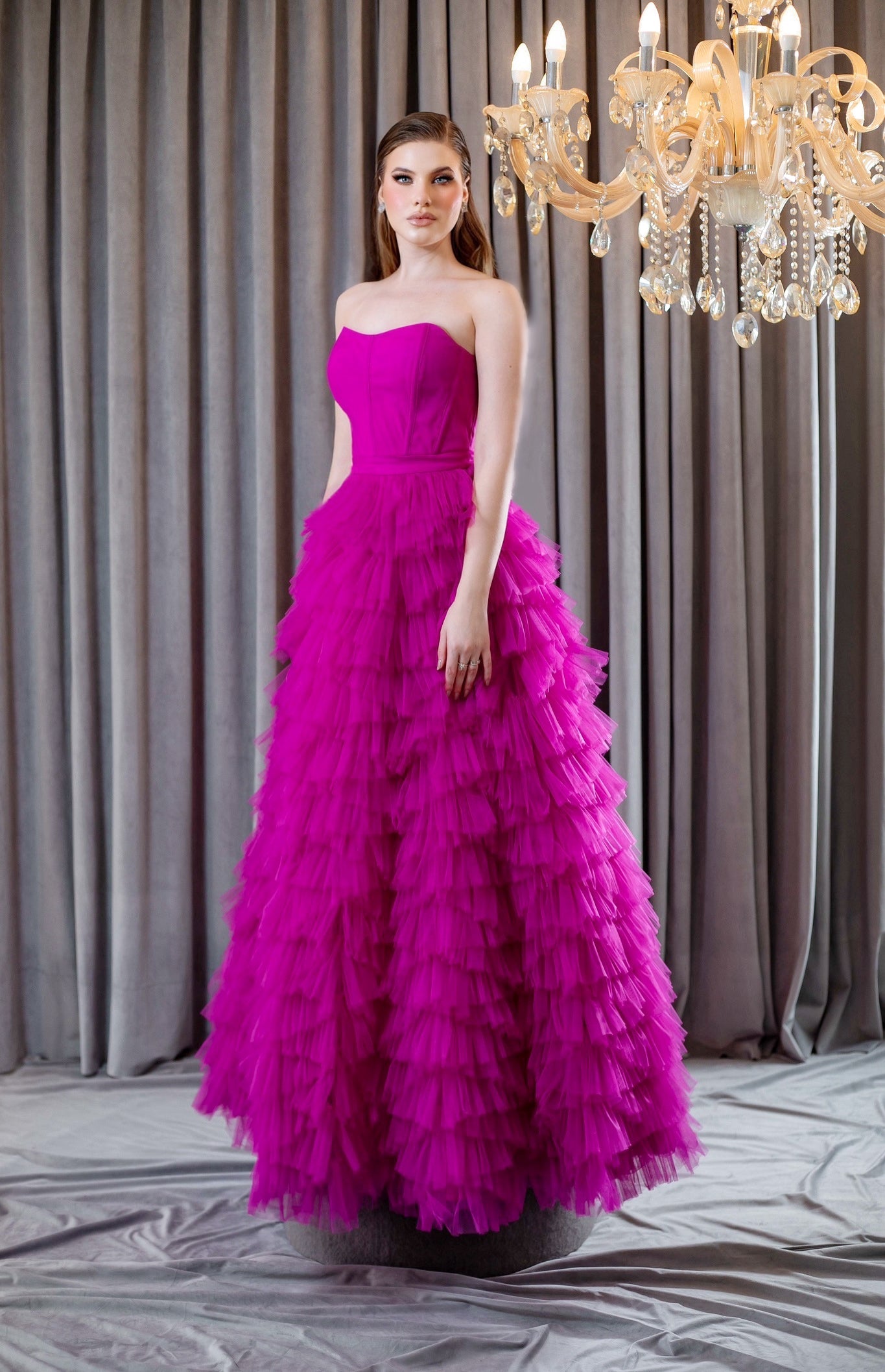 Vestido Tule com Corpete Estruturado e Saia em Camadas