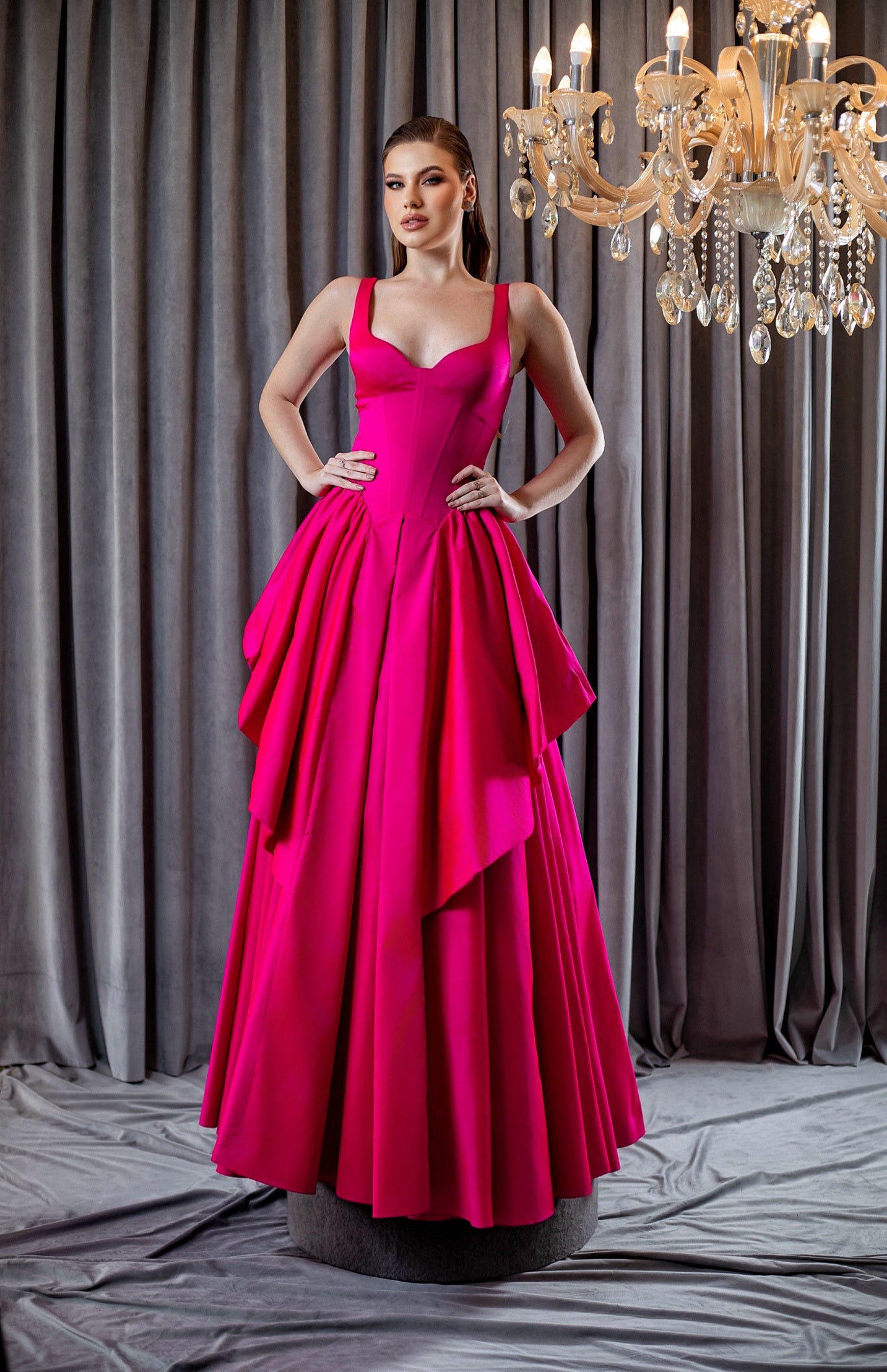 Vestido Longo em Tafetá com Peplum Estruturado