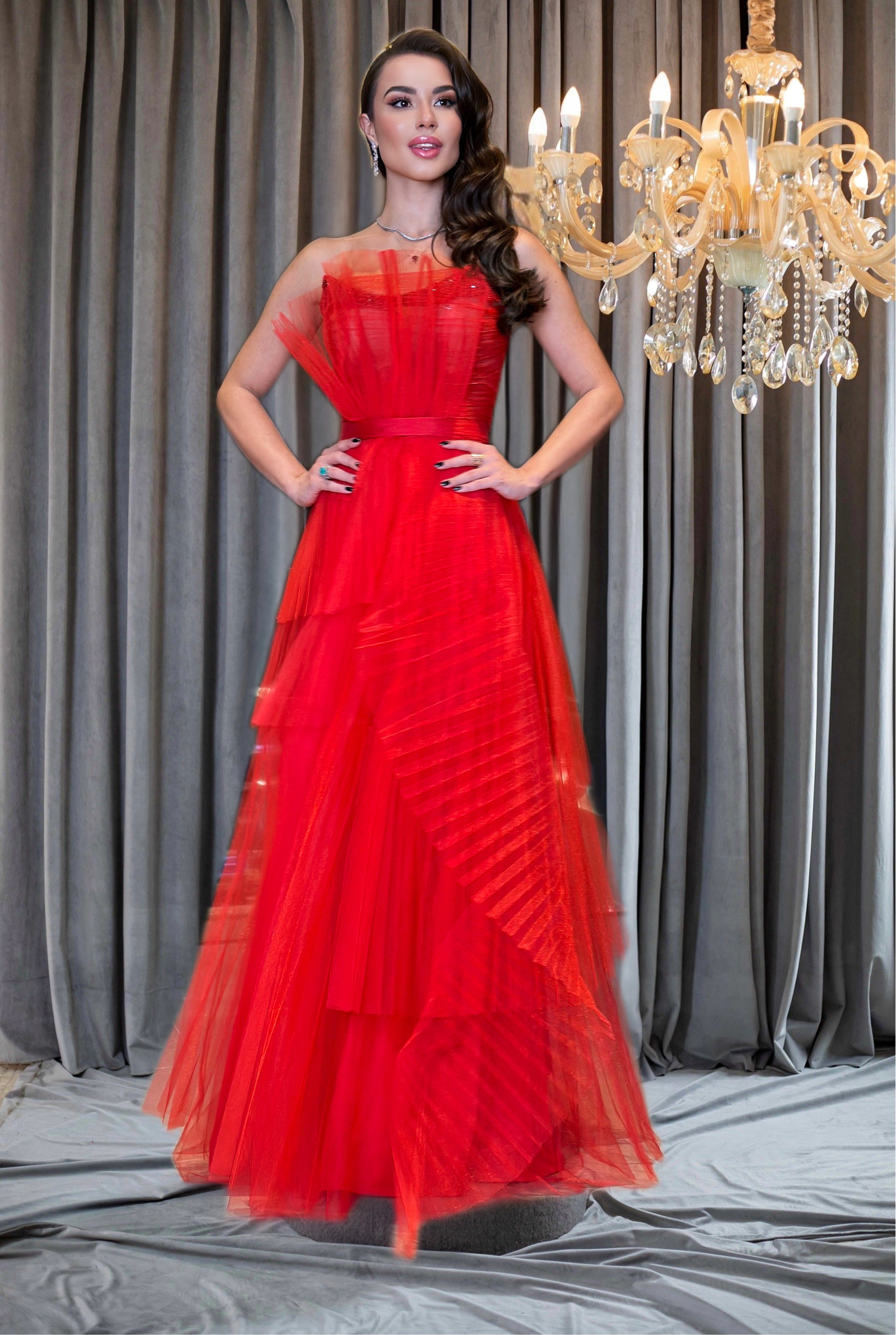 Vestido Longo em Tule com Camadas e Bordados no Busto