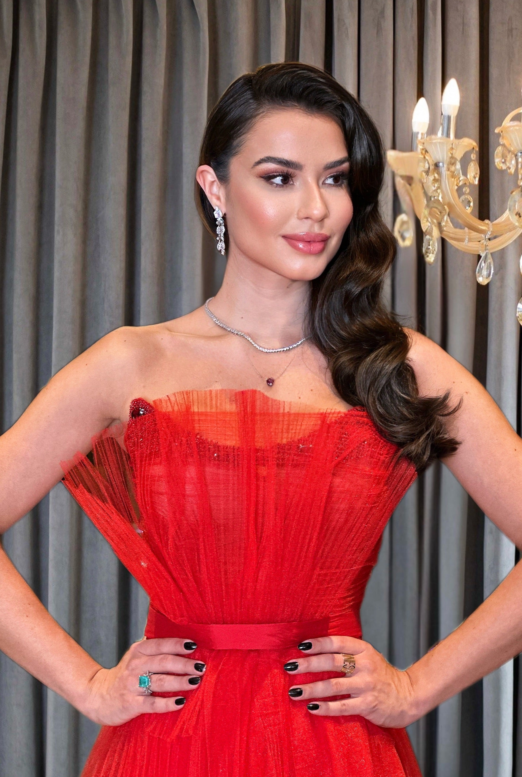 Vestido Longo em Tule com Camadas e Bordados no Busto