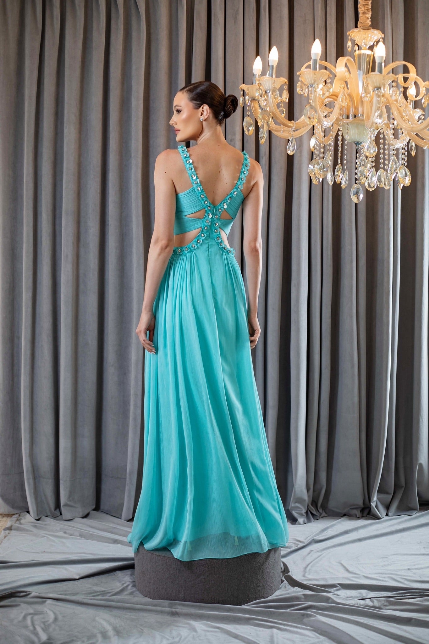 Vestido de festa longo azul claro com bordados e recortes no busto