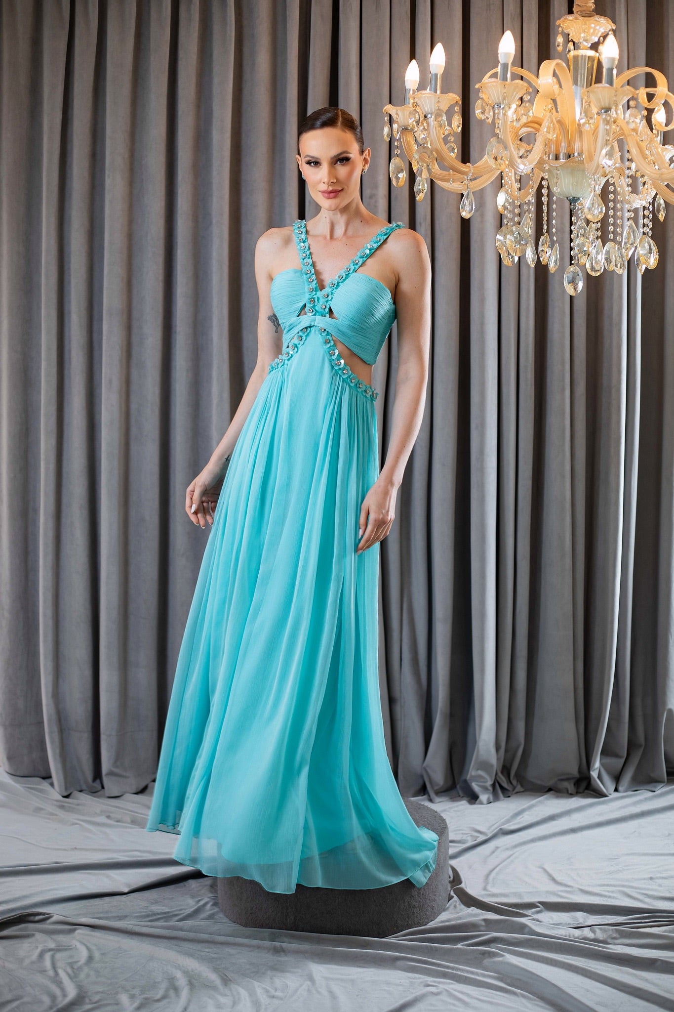 Vestido de festa longo azul claro com bordados e recortes no busto